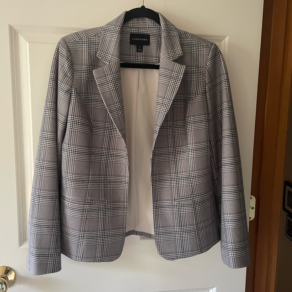 41 Hawthorn Houndstooth Blazer in Gray and White